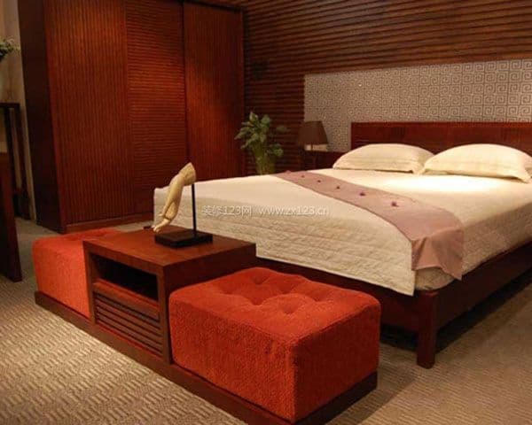 床尾凳
