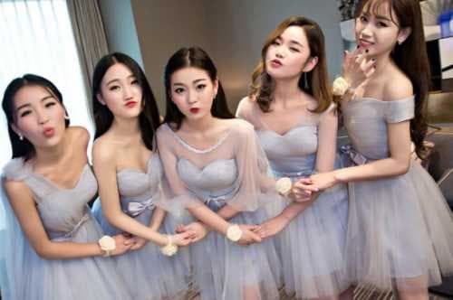 当伴娘穿什么衣服比较合适