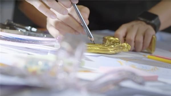 华艺灯饰行业领袖，提升和改善人们的生活品质