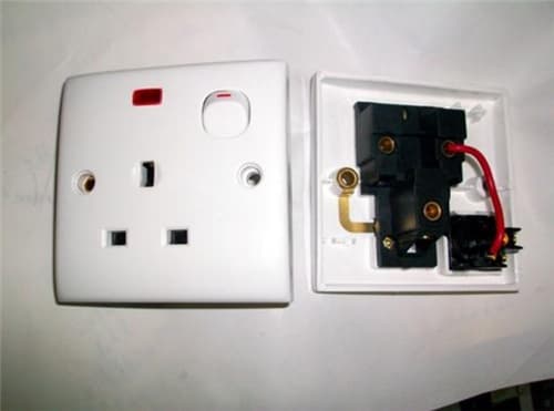 暗盒用水泥固定还是石膏好