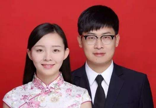 拍结婚证照片穿什么