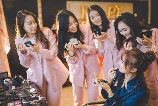 伴娘穿什么衣服合适