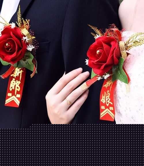 结婚新郎新娘胸花怎么戴