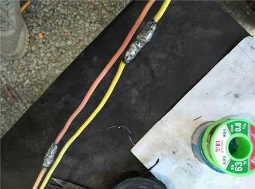 房间墙里电线突然烧坏了