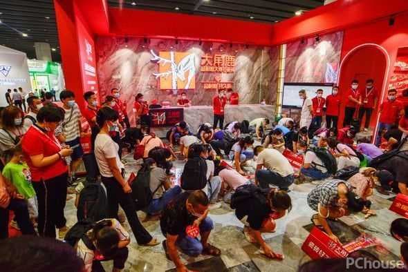 引领技术之先，大角鹿超耐磨瓷砖引爆全球销售热潮
