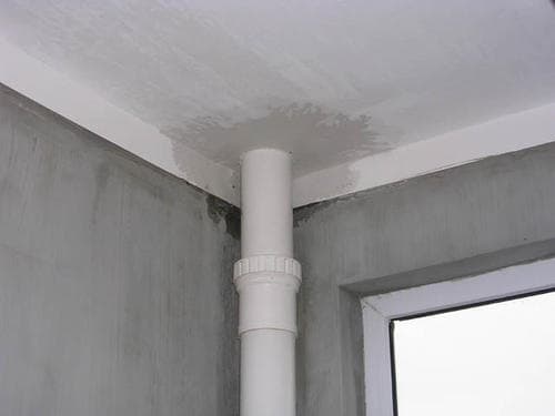 卫生间顺着管道漏水怎么办