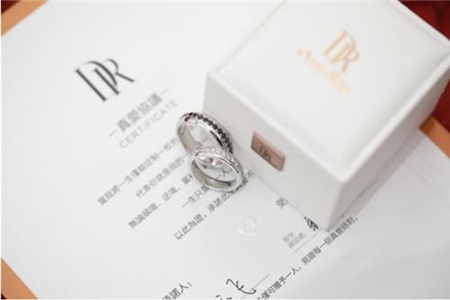 结婚当天戴对戒还是钻戒