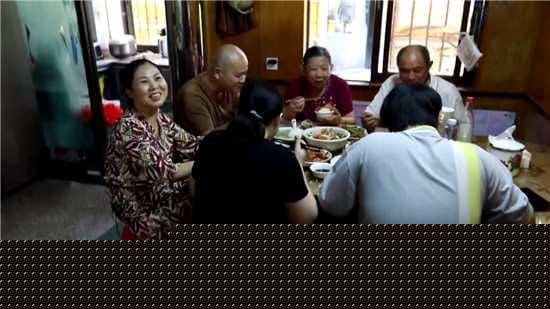 《梦想改造家》爆改福州“烧烤一哥”阿龙的家，日夜颠倒的家也能幸福生活