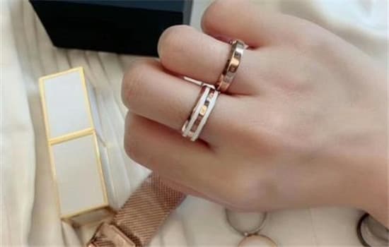 戒指女生应该戴哪只手图1