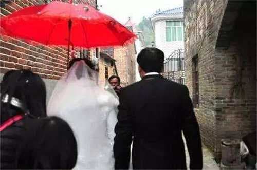 结婚拿镜子为什么