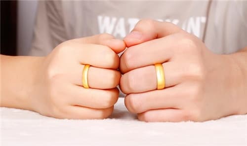 金戒指戴在左手还是右手