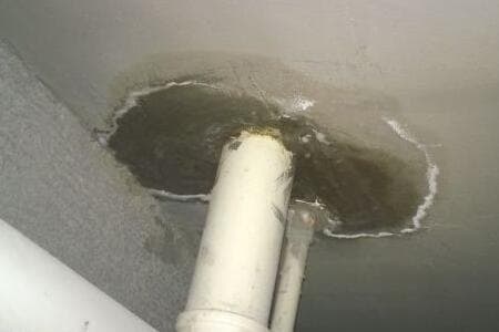 卫生间顺着管道漏水怎么办