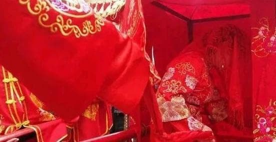 出门穿婚纱还是秀禾服