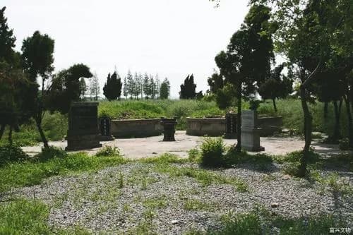 岳飞衣冠冢及岳霖墓