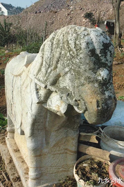 尹西村失考墓石刻