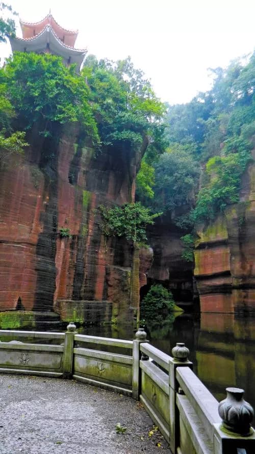 罉塘潭古采石场遗址