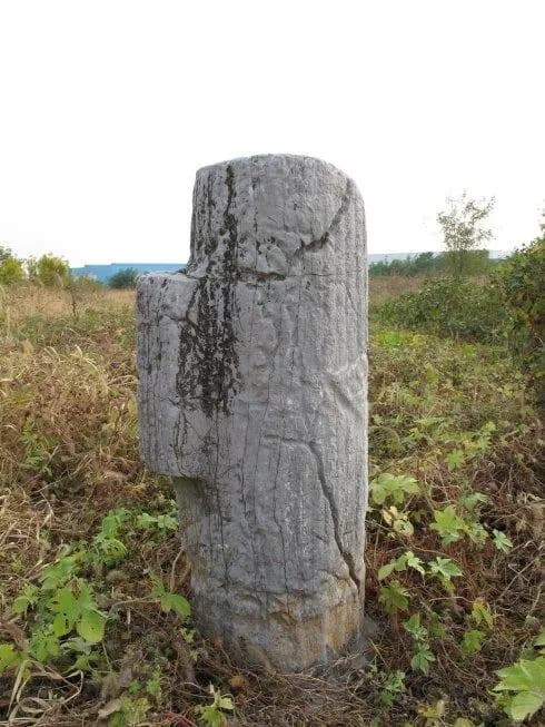 泥塘失考墓石刻