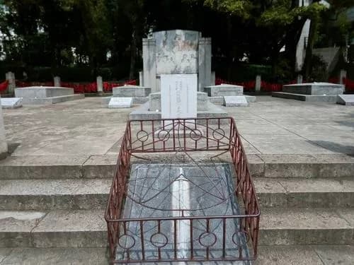 何则桢夫妇墓