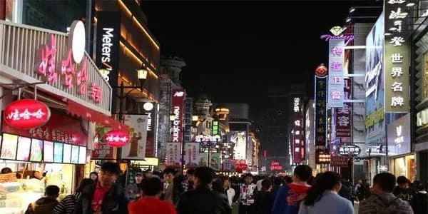 大辽圣市商业街