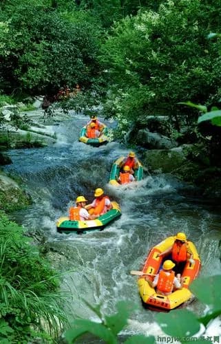 幕阜山高山峡谷漂流