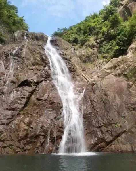 华坪滴水岩瀑布