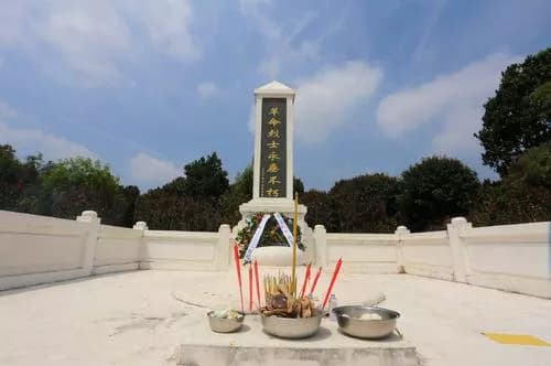 松罗革命烈士之墓